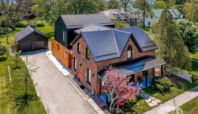 5 bed 5 bath cottage on Lake Ontario! Bike to wineries!