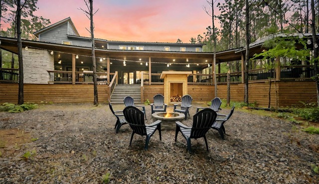 5 Bedroom Sleeps 24 , Pets OK, Hot Tub, Game Room.
