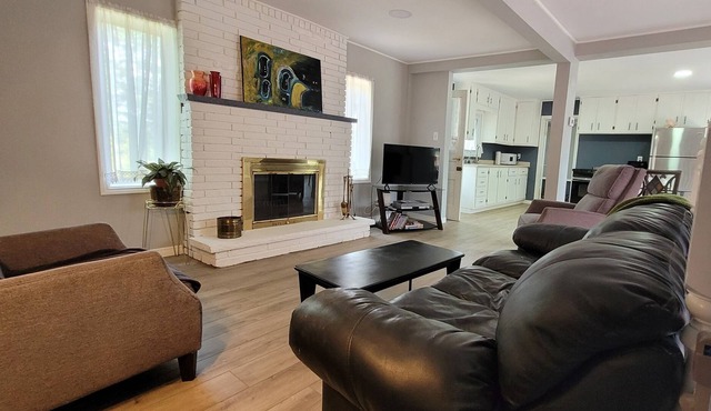 5 minutes from beach - 3 bedroom cottage - Port Stanely with large private yard