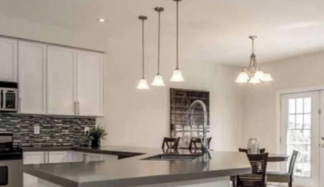 5 star Full house 5 bedrms, 5 beds, 3 bath Airport