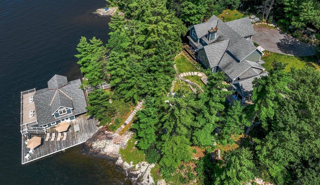 6 bdrm, 5 bath Luxury Cottage, Boathouse, Lake Muskoka, All day sun!
