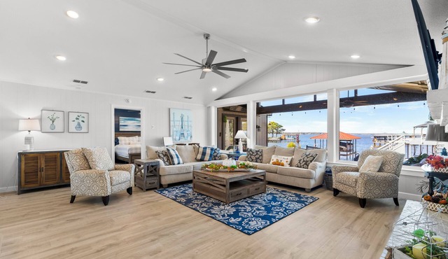 6BR/5Bath Single Story Lake Front Home at Cedar Creek with 3 ensuites & huge patio
