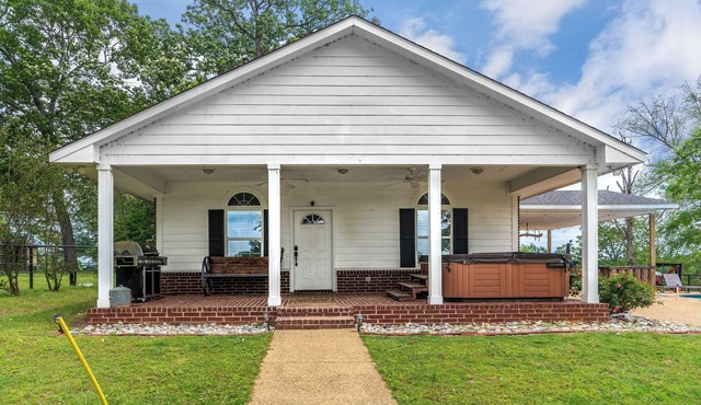 700+ acre farm with ponds and a hot tub! Perfect for entertaining!