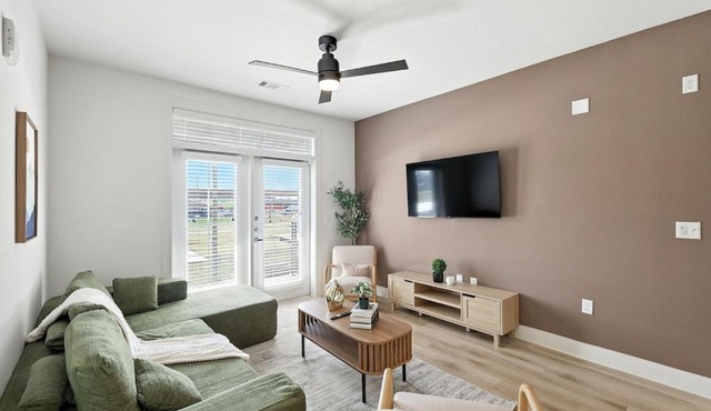 95 Luxury 2B2B Condo DT Fort Worth, Resort Style Pool & Gym, Golf Simulator, 7M to Dickies Stadium, 15M to AT&T stadium