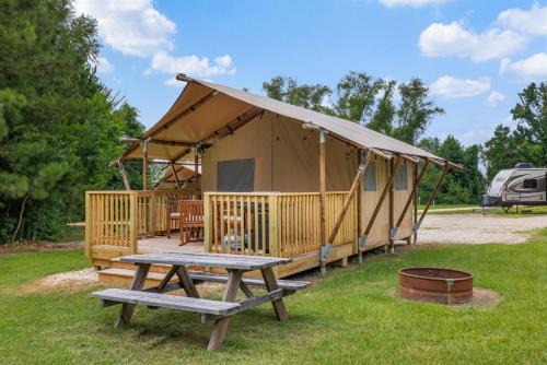 A Calm and Cozy Lakeside Glamping Retreat Awaits