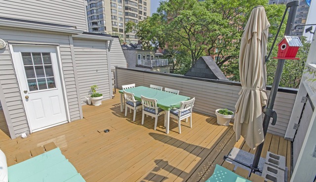 A cozy home minutes walk from Eaton Centre