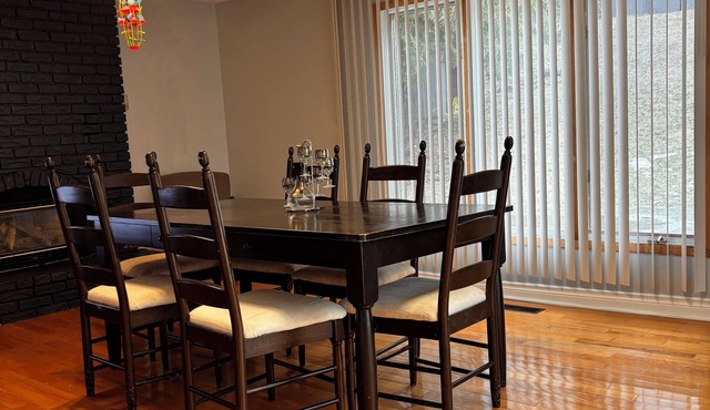 A min walk to the zoo and University!2 bed apartment