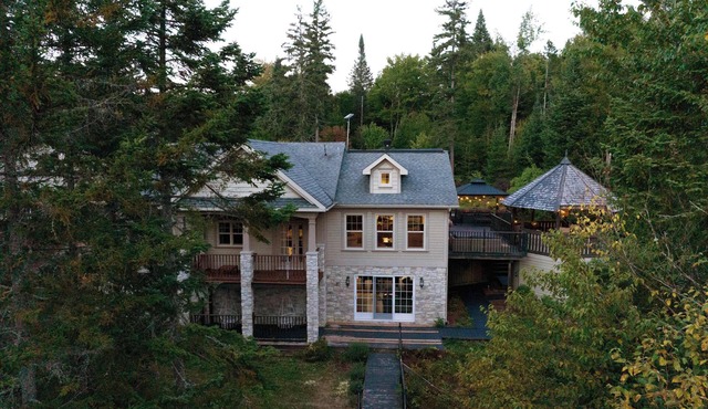 Absolute luxury by the lake | Chateau Val-des-Lacs