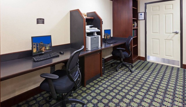 Accessible Studio w/Work Desk | Free Breakfast!