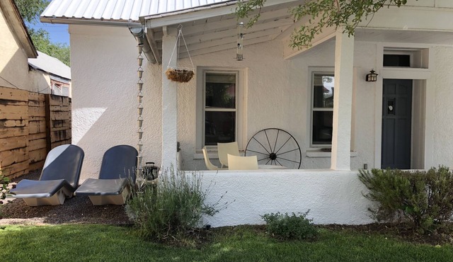 Adobe in Prime location in heart of Marfa, Steamshower, Fantastic Porch