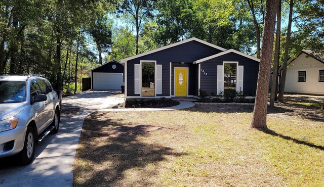 Adorable 3-bedroom 2 bath house with AC calm in wooded area near the Woodlands