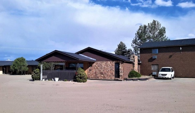 Affordable Getaway! Free Parking, Pet-Friendly, Close to Medicine Arrow Park