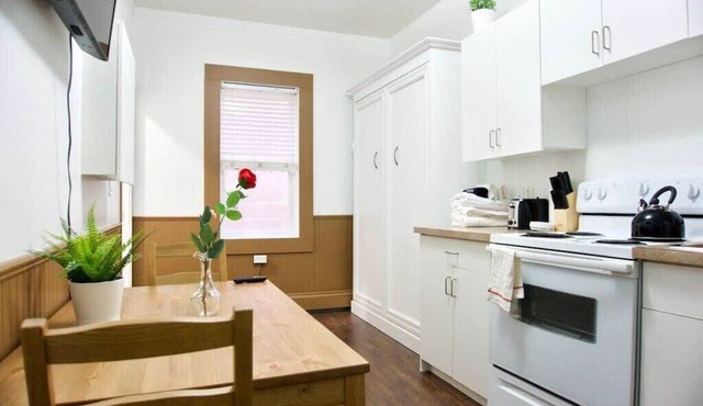 Affordable Micro Suite, Parking, 4k Smart TV, Downtown, WiFi