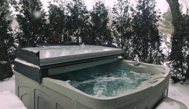 Amazing Blue Mountain Chalet with Hot Tub,9 Bedrooms, Sleeps 20,Pet Friendly.