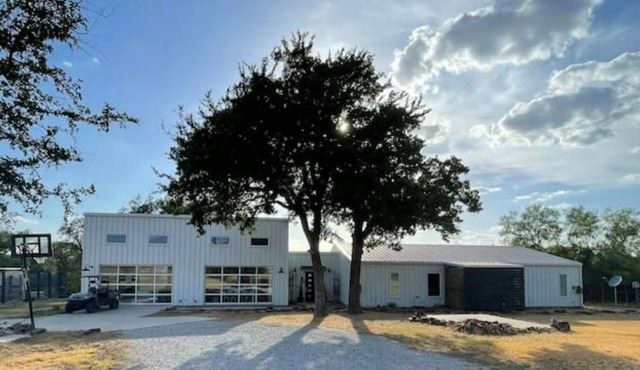 Amazing & Quiet Barndominium with Hot Tub