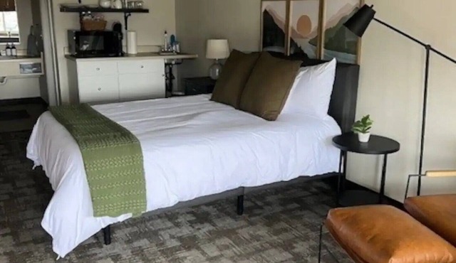 Anchor Point Stays - Room 8