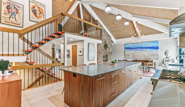 Artful Stay: Large Groups Welcome - 10 Mins to DTD, Hot Tub, Immersive Art