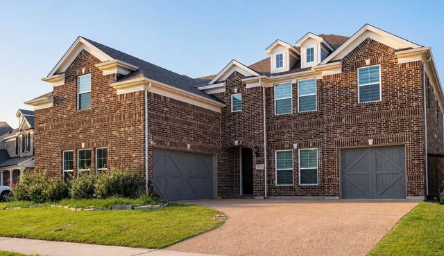 Aubrey 5BR Group Stay - Yard, Garage & Fireplace