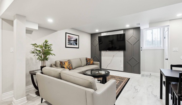 Baker Hill Executive Suite - 2 Bedroom Basement Apartment w/Full Kitchen & Bath
