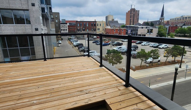Balcony Studio Unit Queen Bed overlooking the city in Prime Downtown Location