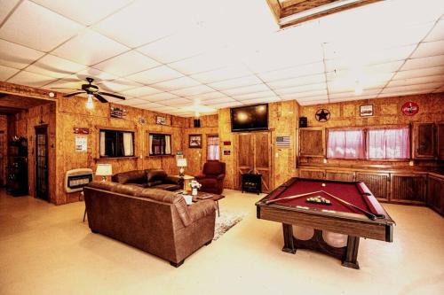 Barn-dominum under a canopy of trees 3 beds