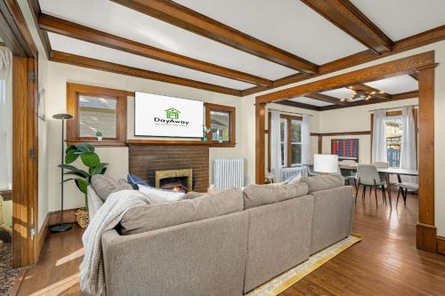 Bde Maka Stay - Classic 5 BR Heart of Uptown - Hennepin & Lyndale - Close to Lakes