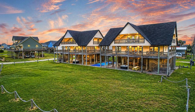 Beachfront 11BR Duo Retreat | Sleeps 67 | Hot Tubs and Pickleball Court