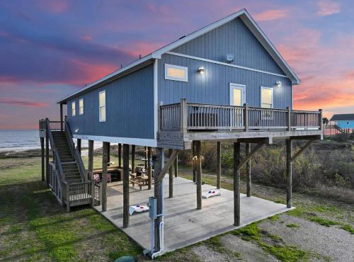 Beachfront 4BR - Tiki Bar, Yard Games, Pet-Friendly