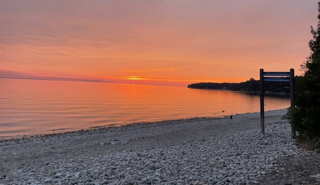 Beachfront cottage getaway on beautiful Georgian Bay