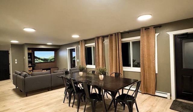 Beautiful 5-Bedroom Bungalow in the Woods - Mountain + Lake Views