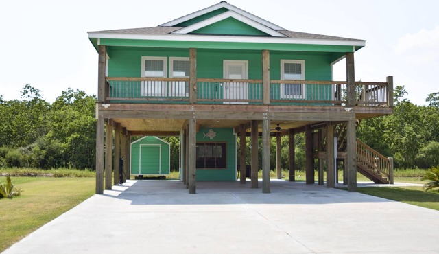 Beautiful Canalfront in Hackberry. Minutes to Beach, Calcasieu Lake & Casinos!