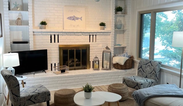 Beautiful cottage on the lake 2 bedroom, 1 bath, sleeps 7-8