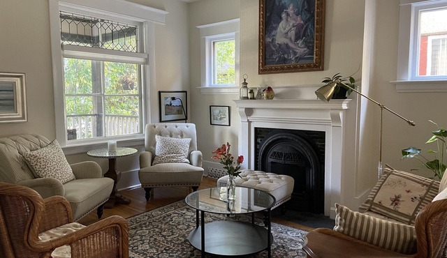 Beautiful Historical Charm 5 minutes from University.