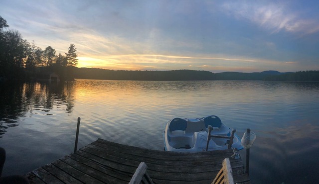 Beautiful lakeside cottage 30 mins from Mont Tremblant