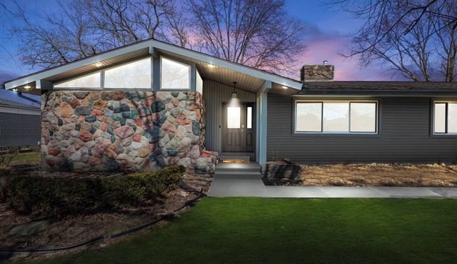 Beautiful Mid-Century 5-bedroom ranch with AC, WiFi in pleasant Clinton Township