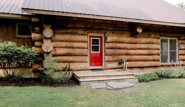 Beautiful Spacious Log Cabin Surrounded by Nature for a Peaceful Family Vacation in Prince Edward, Ontario