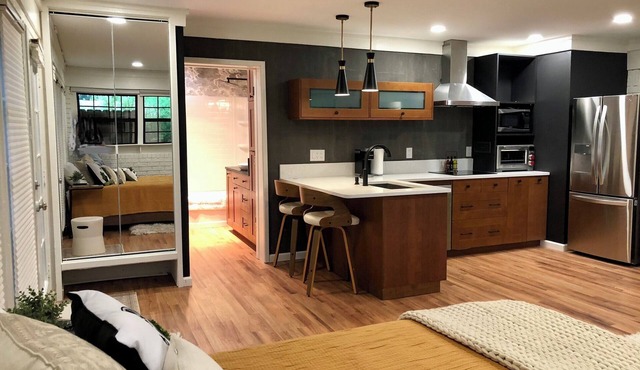 Beautiful Studio w Full Kit, W/D, Covered parking, Close to Shopping/Restaurants