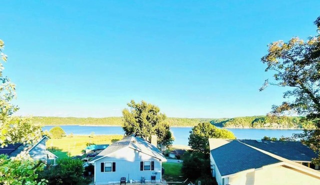 Beaver Lake Studio - King size bed and lake view