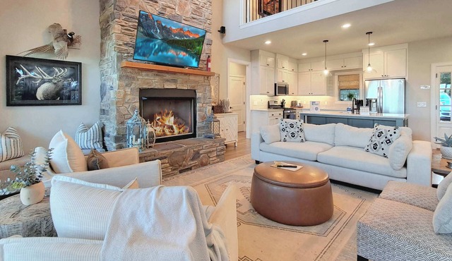 Beaver Lake Sunset Retreat - Fire Pit, 180° Views on Screened Porch
