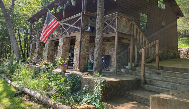 BenevaBluff - Private cabin on 5 acres located near everything