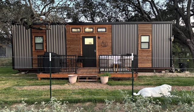 Black Creek Cabin - Quiet Escape Under Oaks in Devine, Texas