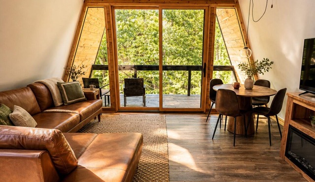 Black Gum Getaway-Cozy Forest A-frame Near Bentonville