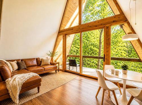 Black Walnut Bungalow-Cozy Forest A-frame near Bentonville