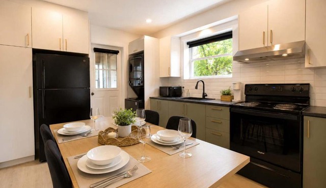Boho Chic, 3 Bedrooms, Parking, AC, Unit 8