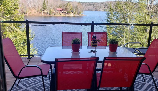 Bord de L'eau Lac Gagnon. Sports Nautiques, Pêche et Randonnée Dans le Parc