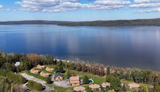 Bord de Lac, tranquille, 2 chambres, animaux acceptés, avec AC à Val-Brillant.