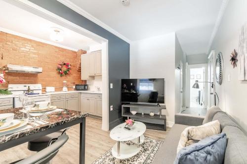 Boutique 2BR Apartment on James St North Sleeps 6