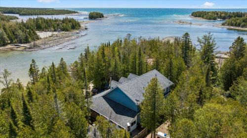 Bradley Harbour 5-Beds Hot Tub AC Kayaks