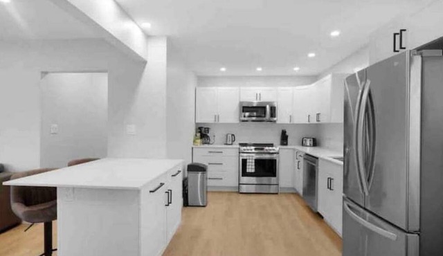 Brand New Luxe House Reno (5 Star Superhost on Airbnb) on Quiet Cul-De-Sac