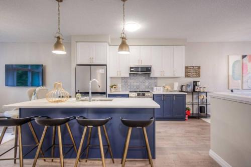 BRAND-NEW LUXURY SUITE in DOON SOUTH, min to 401